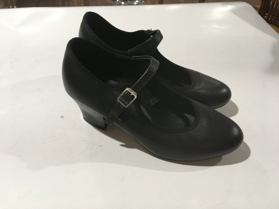 Shoe clearance encore hours